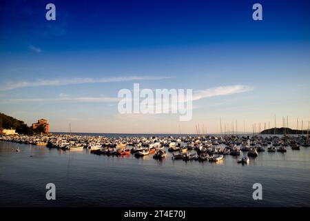 Foto scattata all'alba del piccolo porto di Baratti Livorno Italia Foto Stock