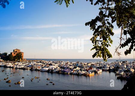 Foto scattata all'alba del piccolo porto di Baratti Livorno Italia Foto Stock