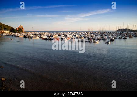 Foto scattata all'alba del piccolo porto di Baratti Livorno Italia Foto Stock