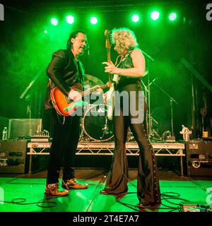 Samantha Fish e Jesse Dayton alla voce e chitarra Foto Stock