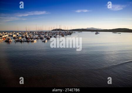 Foto scattata all'alba del piccolo porto di Baratti Livorno Italia Foto Stock