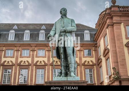 Denkmal Großherzog Karl Friedrich von Baden, Schloss Mannheim, Bismarckstraße, Mannheim, Baden-Württemberg, Deutschland *** Monumento Granduca Carlo Federico di Baden, Castello di Mannheim, Bismarckstraße, Mannheim, Baden Württemberg, Germania credito: Imago/Alamy Live News Foto Stock