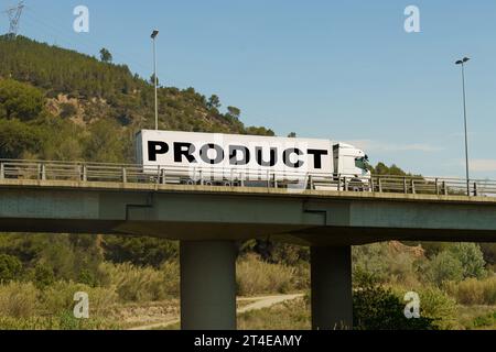 Un veicolo sta attraversando il ponte, con l'iscrizione sul rimorchio - prodotto. Concetto di logistica. Foto Stock