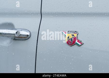 Bordeaux, Francia - 26 aprile 2023: Logo Fiat Abarth su carrozzeria grigio chiaro. Primo piano. Foto Stock