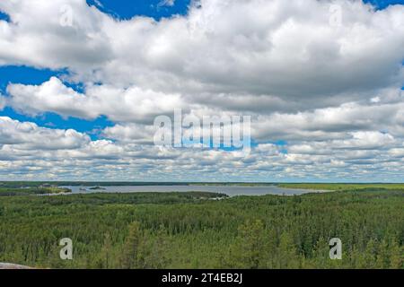 Enormi nuvole su un paesaggio panoramico nel Nopiming Provincial Park, Manitoba Foto Stock