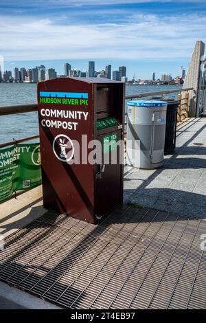 Contenitore di raccolta composto dal programma Dept. Of Sanitation Organic Waste Collection, Hudson River Park, Greenwich Village, New York City, NY, USA Foto Stock