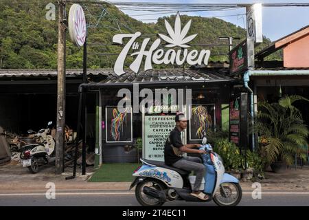 Koh Chang, Thailandia. 26 ottobre 2023. Vista generale di un negozio di piante infestanti/marijuana - 7th Heaven sull'Isola di Koh Chang nella provincia di Trat. Koh Chang è una popolare isola turistica situata a circa 350 km a sud-est della capitale, Bangkok. Credito: SOPA Images Limited/Alamy Live News Foto Stock