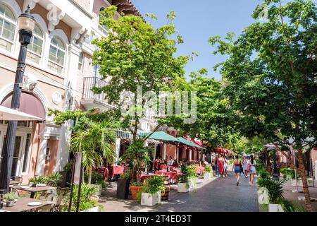 Miami Beach, Florida, Espanola Way, storico villaggio spagnolo, esterno, passerella pedonale dell'edificio, uomo uomo uomo, donna donna donna donna donna, adulti Foto Stock