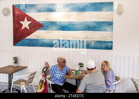 Miami Beach Florida, North Beach, Cafe Sazon bandiera cubana, uomo uomo uomo uomo, donna donna donna donna donna, adulti residenti, pensionati anziani, pensionati pensionati pensionati pensionati Foto Stock