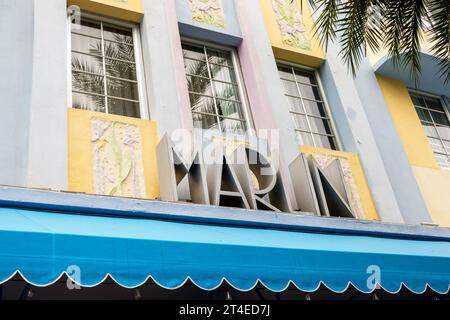 Miami Beach Florida, esterno, hotel con ingresso frontale, Collins Avenue, insegna in stile Art Deco del Marlin Hotel, architettura in stile Art Deco, caldo Foto Stock