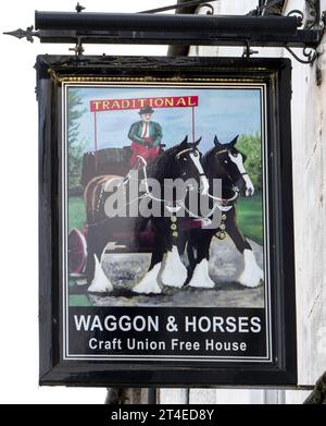 Insegna da pub tradizionale appesa presso il Waggon and Horses Public House, Market Place, Bedale, North Yorkshire, Inghilterra, REGNO UNITO Foto Stock