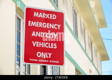 Miami Beach Florida, cartello solo veicoli di emergenza e cittadini, zona di traino, parcheggio limitato Foto Stock