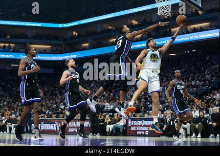 Sacramento, CALIFORNIA, USA. 27 ottobre 2023. L'attaccante dei Sacramento Kings Keegan Murray (13) difende l'agente dei Golden State Warriors guardia Klay Thompson (11) durante una partita al Golden 1 Center Friday, 27 ottobre 2023 a Sacramento. (Immagine di credito: © Paul Kitagaki Jr./ZUMA Press Wire) SOLO USO EDITORIALE! Non per USO commerciale! Foto Stock