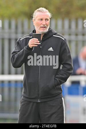 Potteries Park, Stoke-on-Trent, 7 ottobre 2023. Robbie Savage direttore del calcio del Macclesfield Football Club, durante l'Hanley Town Football Club V Macclesfield Football Club al Potteries Park, nel terzo turno di qualificazione del Trofeo Isuzu fa (immagine di credito: ©Cody Froggatt/Alamy Live News) Foto Stock