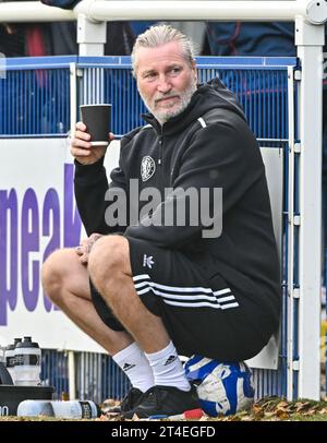 Potteries Park, Stoke-on-Trent, 7 ottobre 2023. Robbie Savage direttore del calcio del Macclesfield Football Club, durante l'Hanley Town Football Club V Macclesfield Football Club al Potteries Park, nel terzo turno di qualificazione del Trofeo Isuzu fa (immagine di credito: ©Cody Froggatt/Alamy Live News) Foto Stock