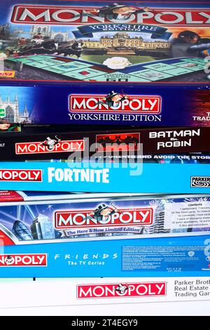 Pila di giochi monopolio collezionabili Foto Stock