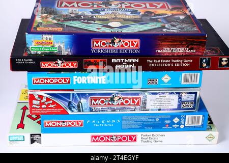 Pila di giochi monopolio collezionabili Foto Stock