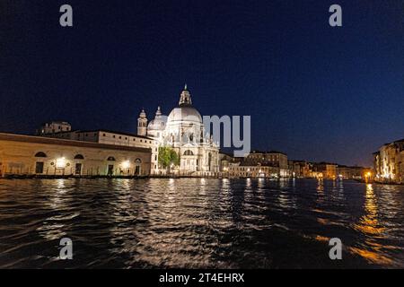 Vista sulla Basilica di Santa Maria della salute dal Canale grande di notte in estate Foto Stock