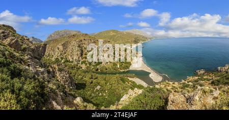 Vista sull'incantevole spiaggia di palme preveli sull'isola greca di creta in estate Foto Stock