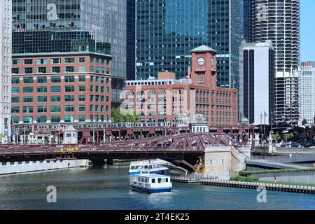 Ammira il fiume Chicago guardando a est dal Franklin Street Bridge Foto Stock