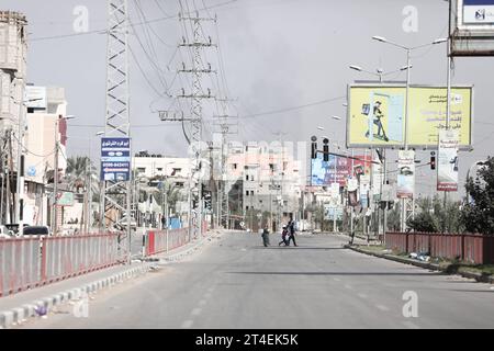 I palestinesi guidano un'auto carica di oggetti personali mentre fumano in sottofondo mentre fuggono dal campo profughi di Nuseirat i palestinesi guidano un'auto carica di oggetti personali mentre fumano sullo sfondo mentre fuggono dal campo profughi di Nuseirat, nella Striscia di Gaza centrale, il 30 ottobre 2023, tra le continue battaglie tra Israele e il gruppo palestinese Hamas. Foto di Naaman Omar apaimages Nuseirat Striscia di Gaza territorio palestinese 301023 Nuseirat NAA 0011 Copyright: XapaimagesxNaamanxOmarxxxapaimagesx credito: Imago/Alamy Live News Foto Stock