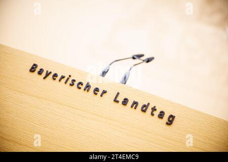 Monaco, Germania. 30 ottobre 2023. La scritta "Bayerischer Landtag" può essere vista sul leggio nella sala plenaria del Maximilianeum. Crediti: Matthias Balk/dpa/Alamy Live News Foto Stock