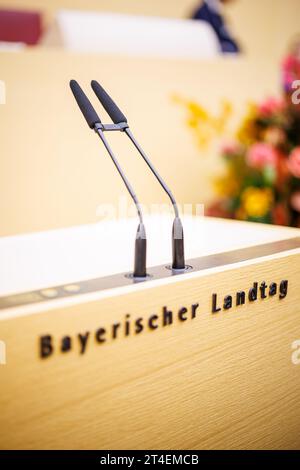 Monaco, Germania. 30 ottobre 2023. La scritta "Bayerischer Landtag" può essere vista sul leggio nella sala plenaria del Maximilianeum. Crediti: Matthias Balk/dpa/Alamy Live News Foto Stock