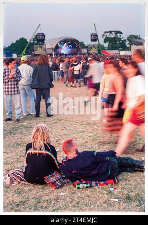 GLASTONBURY FESTIVAL, 1995: Il secondo NME Stage Field e folla nell'ultima domenica sera al Glastonbury Festival, Pilton Farm, Somerset, Inghilterra, 25 giugno 1995. Nel 1995 il festival ha celebrato il suo 25° anniversario. Non c'era nessuna fase piramidale quell'anno, dato che era bruciata. Foto: ROB WATKINS Foto Stock