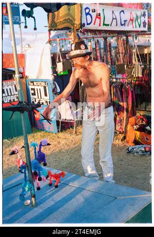 GLASTONBURY FESTIVAL, 1995: A pupazzi Stall at Glastonbury Festival, Pilton Farm, Somerset, Inghilterra, 24 giugno 1995. Nel 1995 il festival ha celebrato il suo 25° anniversario. Non c'era nessuna fase piramidale quell'anno, dato che era bruciata. Foto: ROB WATKINS Foto Stock