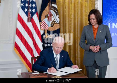 Washington, Stati Uniti. 30 ottobre 2023. Il presidente Joe Biden firma un ordine esecutivo sull'approccio della sua amministrazione all'intelligenza artificiale durante un evento nella East Room alla Casa Bianca di Washington, DC lunedì 30 ottobre 2023. Foto di Bonnie Cash/UPI credito: UPI/Alamy Live News Foto Stock