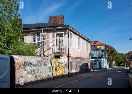 Vista su Vallilantie Street con vecchi edifici residenziali in legno in un soleggiato giorno di settembre nel quartiere Puu-Vallila di Helsinki, Finlandia Foto Stock