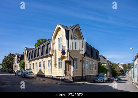 Vecchio edificio residenziale in legno all'angolo tra Keuruuntie e Vallilantie nel quartiere Puu-Vallila di Helsinki, Finlandia Foto Stock