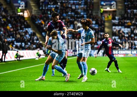 Oventry lunedì 30 ottobre 2023. Tatsuhiro Sakamoto (7 Coventry City) (r) e Ben Sheaf (14 Coventry City) sfidati da Okay Yokuslu (35 West Bromwich Albion) (M) durante il match per il Sky Bet Championship tra Coventry City e West Bromwich Albion alla Coventry Building Society Arena, Coventry lunedì 30 ottobre 2023. (Foto: Kevin Hodgson | mi News) crediti: MI News & Sport /Alamy Live News Foto Stock