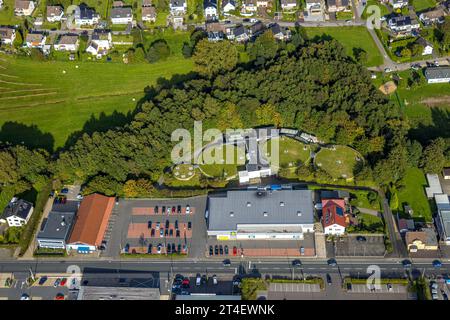 Luftbild, Wasserwerk Stendenbach, Hagener Straße Bundesstraße B517, Einkaufszentrum mit Supermarkt Lidl und Getränke Hoffmann, Krombach, Kreuztal, Siegerland, Nordrhein-Westfalen, Deutschland ACHTUNGxMINDESTHONORARx60xEURO *** Vista aerea, acquedotti Stendenbach, Hagener Straße strada federale B517, centro commerciale con supermercato Lidl e bevande Hoffmann, Krombach, Kreuztal, Siegerland, Renania settentrionale-Vestfalia, Germania ATTENTIONxMINDESTHONORARx60xEURO credito: Imago/Alamy Live News Foto Stock