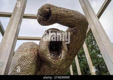 Cucchiaio Gorilla in una gabbia raffigurata allo Shropshire Sculpture Park il 21 ottobre 2023 a Oswestry. Foto Stock