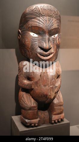 Figura dell'antenato tatuato Central Stick. Villaggio Maori, Aotearoa (nuova Zelanda). 1840-1860. Legno, guscio marino. Esporre l'immagine umana. Organizzato da BR Foto Stock