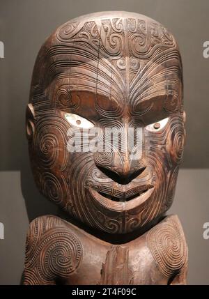 Figura dell'antenato tatuato Central Stick. Villaggio Maori, Aotearoa (nuova Zelanda). 1840-1860. Legno, guscio marino. Esporre l'immagine umana. Organizzato da BR Foto Stock