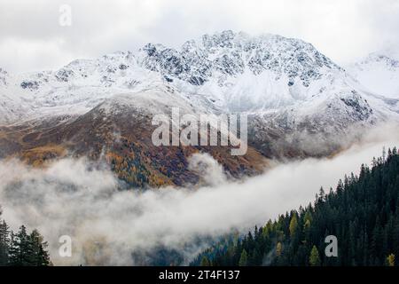 Splendida vista sulle montagne innevate con la prima neve in ottobre. Vicino a Davos, Svizzera Foto Stock