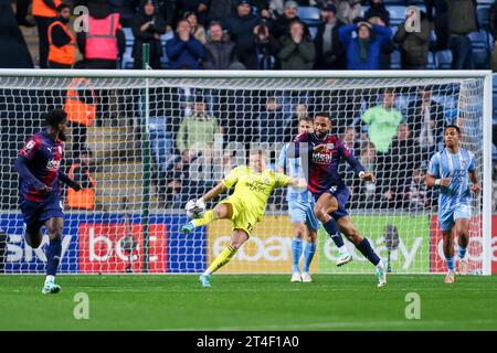 Coventry, Regno Unito. 30 ottobre 2023. Il portiere del Coventry, Ben Wilson, calciò la palla in avanti durante la partita dell'EFL Sky Bet Championship tra Coventry City e West Bromwich Albion alla CBS Arena di Coventry, Inghilterra, il 30 ottobre 2023. Foto di Stuart Leggett. Solo per uso editoriale, licenza necessaria per uso commerciale. Nessun utilizzo in scommesse, giochi o pubblicazioni di un singolo club/campionato/giocatore. Credito: UK Sports Pics Ltd/Alamy Live News Foto Stock