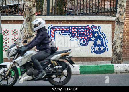 Teheran, Iran - 14 gennaio 2023: Revolver sotto forma di una stella americana-bandiera spangled con una canna piegata (non funzionerà per uccidere). pr. Dimostrazione Foto Stock