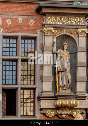 Dettagli architettonici Art Nouveau in una casa storica a Danzica, Polonia Foto Stock