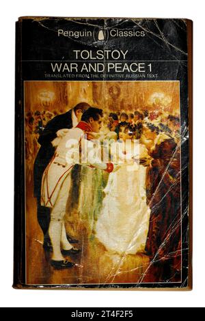 Tolstoj - Guerra e Pace 1. Copertina del libro su sfondo bianco. Foto Stock