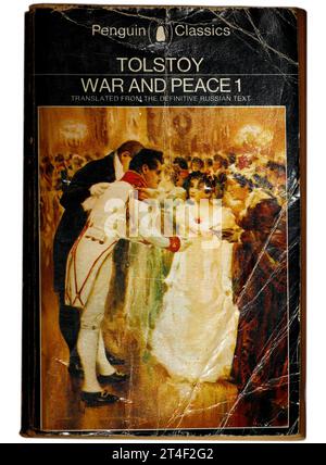 Tolstoj - Guerra e Pace 1. Copertina del libro su sfondo bianco. Foto Stock