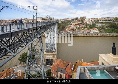 L'iconico ponte di ferro Dom Luis i sul fiume Douro a Porto, Portogallo, il 19 ottobre 2023 Foto Stock