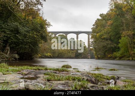 Lunga esposizione guardando l'acquedotto di Pontcysyllte raffigurato sopra il fiume Dee in Galles. Foto Stock