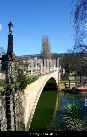 Bath, Inghilterra - 03 febbraio 2007: North Parade Bridge che attraversa il fiume Avon a Bath. Foto Stock