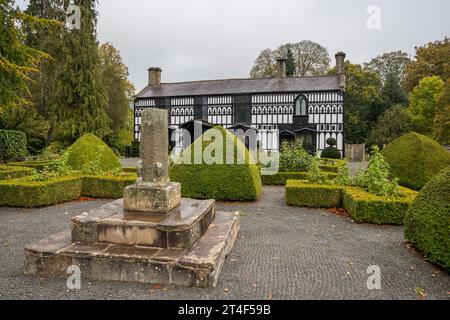 Plas Newydd House è stata raffigurata nel suo giardino formale a Llangollen il 24 ottobre 2023. Foto Stock
