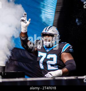 Charlotte, NC, USA. 29 ottobre 2023. L'offensive tackle dei Carolina Panthers Taylor Moton (72) corre fuori per la partita della NFL contro gli Houston Texans a Charlotte, NC. (Scott Kinser/Cal Sport Media). Credito: csm/Alamy Live News Foto Stock