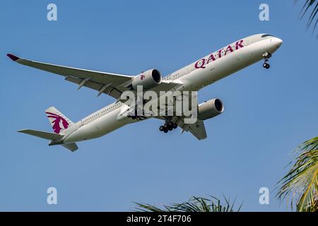 Qatar Airways Airbus A350-1000 in una giornata di sole atterrando all'aeroporto Changi di Singapore Foto Stock