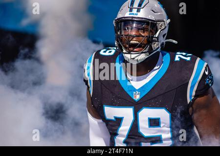 Charlotte, NC, USA. 29 ottobre 2023. L'offensive tackle dei Carolina Panthers Ikem Ekwonu (79) corre fuori per la partita della NFL contro gli Houston Texans a Charlotte, NC. (Scott Kinser/Cal Sport Media). Credito: csm/Alamy Live News Foto Stock